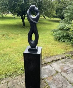 Dansende Par Havefigur i sort Terrazzo med sokkel - H.131cm