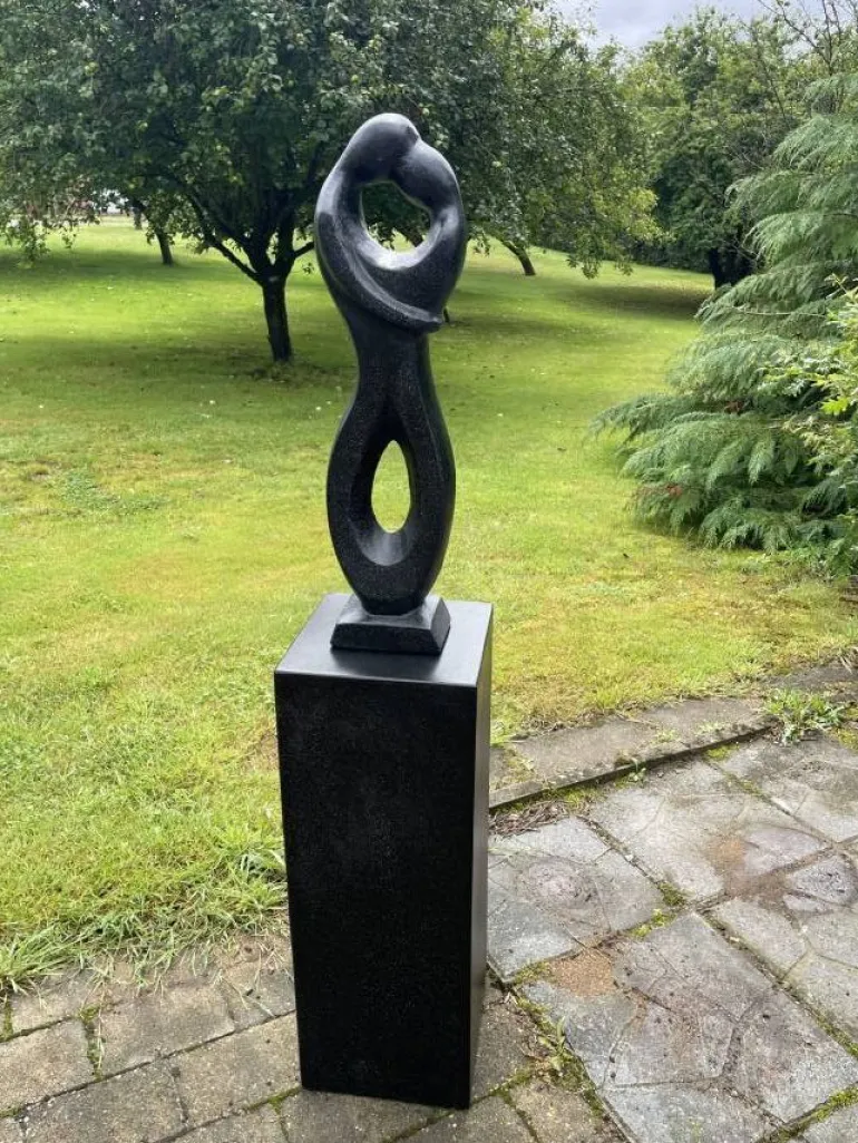 Dansende Par Havefigur i sort Terrazzo med sokkel - H.131cm