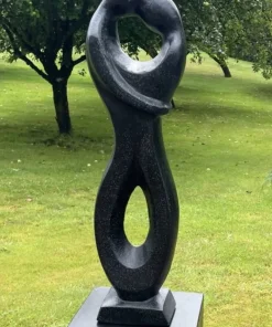 Dansende Par Havefigur i sort Terrazzo med sokkel - H.131cm