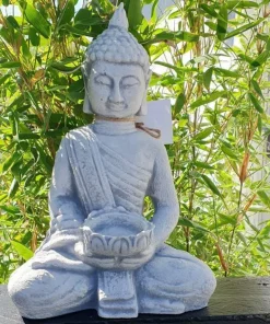 Gautama Buddha figur i hvid patineret beton med lysholder - 30cm