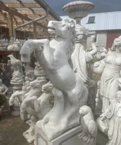 Hest i hvid beton - Stejlende hestefigur 130cm