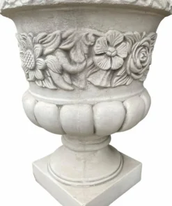 Krukke i patineret hvid beton på fod med blomstermotiver - H.62xØ.50cm