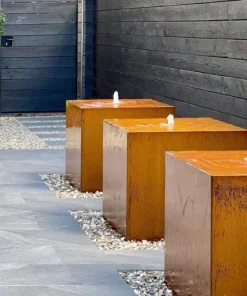Kubisk Vandfontæne i corten stål med vandkar og LED lys