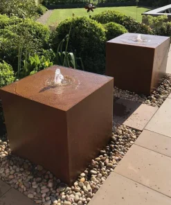 Kubisk Vandfontæne i corten stål med vandkar og LED lys