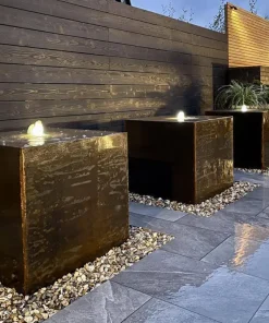 Kubisk Vandfontæne i corten stål med vandkar og LED lys