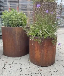 Runde udendørs krukker med rust