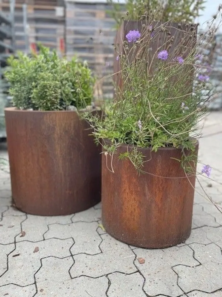 Runde udendørs krukker med rust