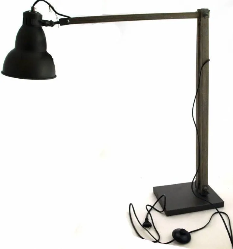 Rustik gulvlampe i træ