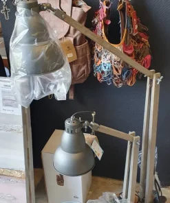 Rustik gulvlampe i træ