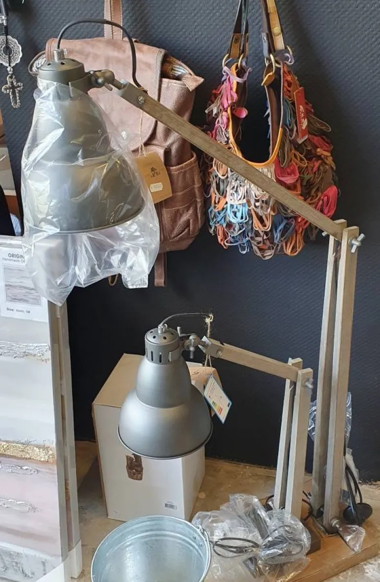 Rustik gulvlampe i træ