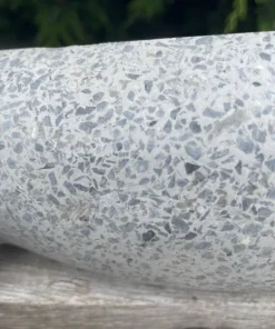 Soulmate haveskulptur med sokkel - grå terrazzo - 129cm