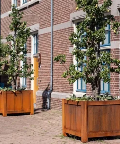 Store firkantede plantekasser i corten stål med fødder / 80x80 eller 100x100