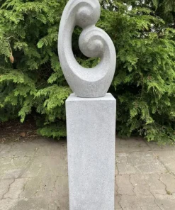 Swirl Abstrakt Havefigur i grå Terrazzo med tilhørende sokkel